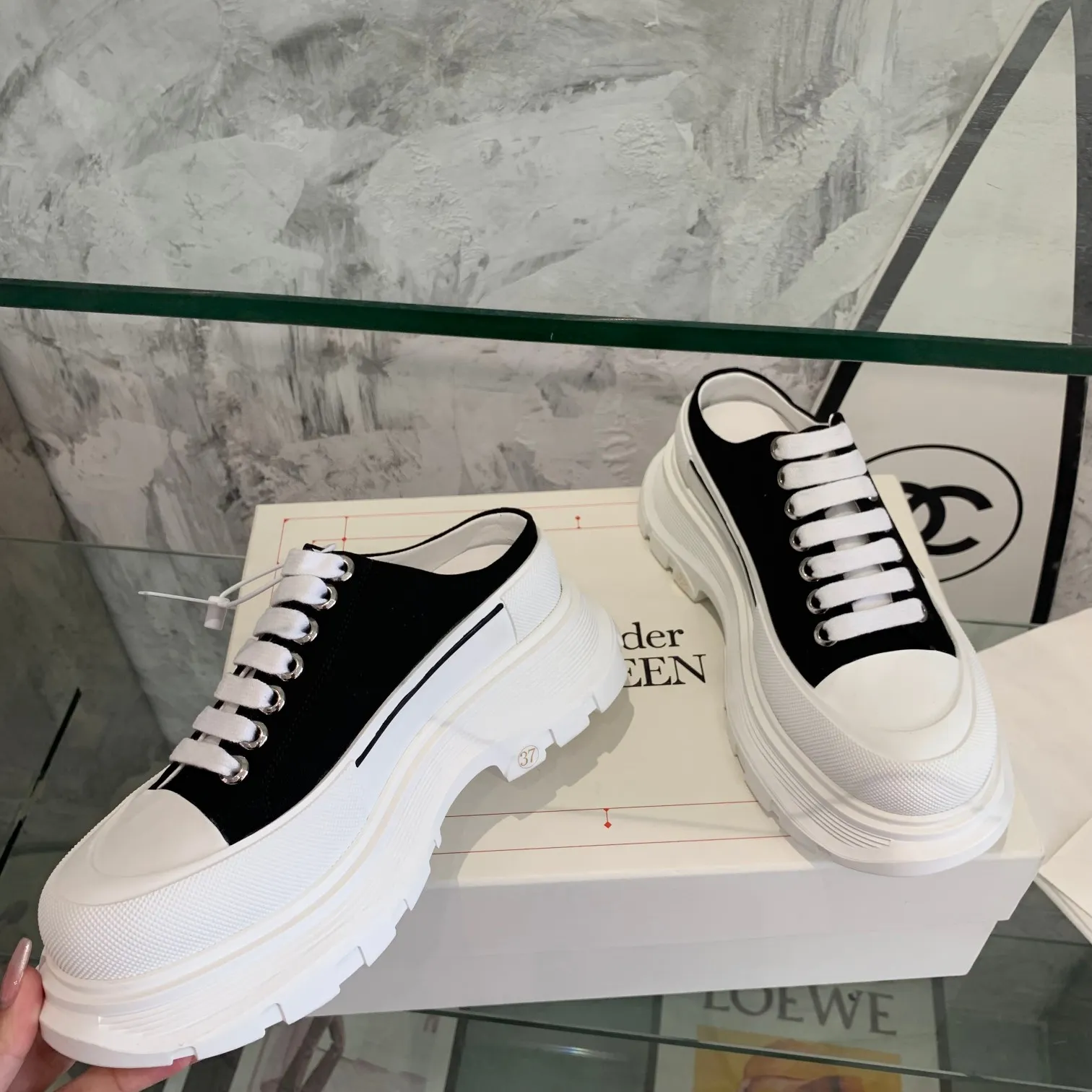 👟👟Ex-factory price 500👟👟 Mc Queen is in stock all year round [Rose] McQueen [Rose] dad shoes [Rose] ss early spring first release‼ ️‼ ️The latest Milan Fashion Week T-stage catwalk model, the unique and personalized design is very classy on the feet, and the round toe design allows the toes to be completely released. I spent a lot of money to buy multiple pairs of the originals and dismantled them and made replicas. Many celebrities such as Guli Nazha, Wu Lei, and Internet celebrity bloggers have endorsed Xiaohongshu’s popular products, and the products are sold out at the counters! Fabric: Imported pure cotton fabric Lining: Imported silk sheepskin Feet: Imported silk sheepskin Size: Women's 35-40. Packaging: original full set of packaging, outsole: increased by 5 cm, original outsole